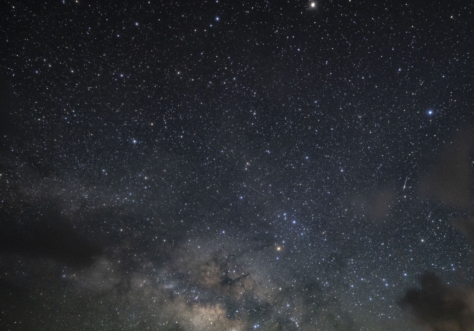 海上の空に広がる星空と天の川