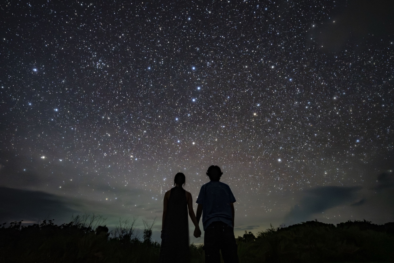 宮古島の星空ツアーで、カップルが満天の星を楽しむ様子