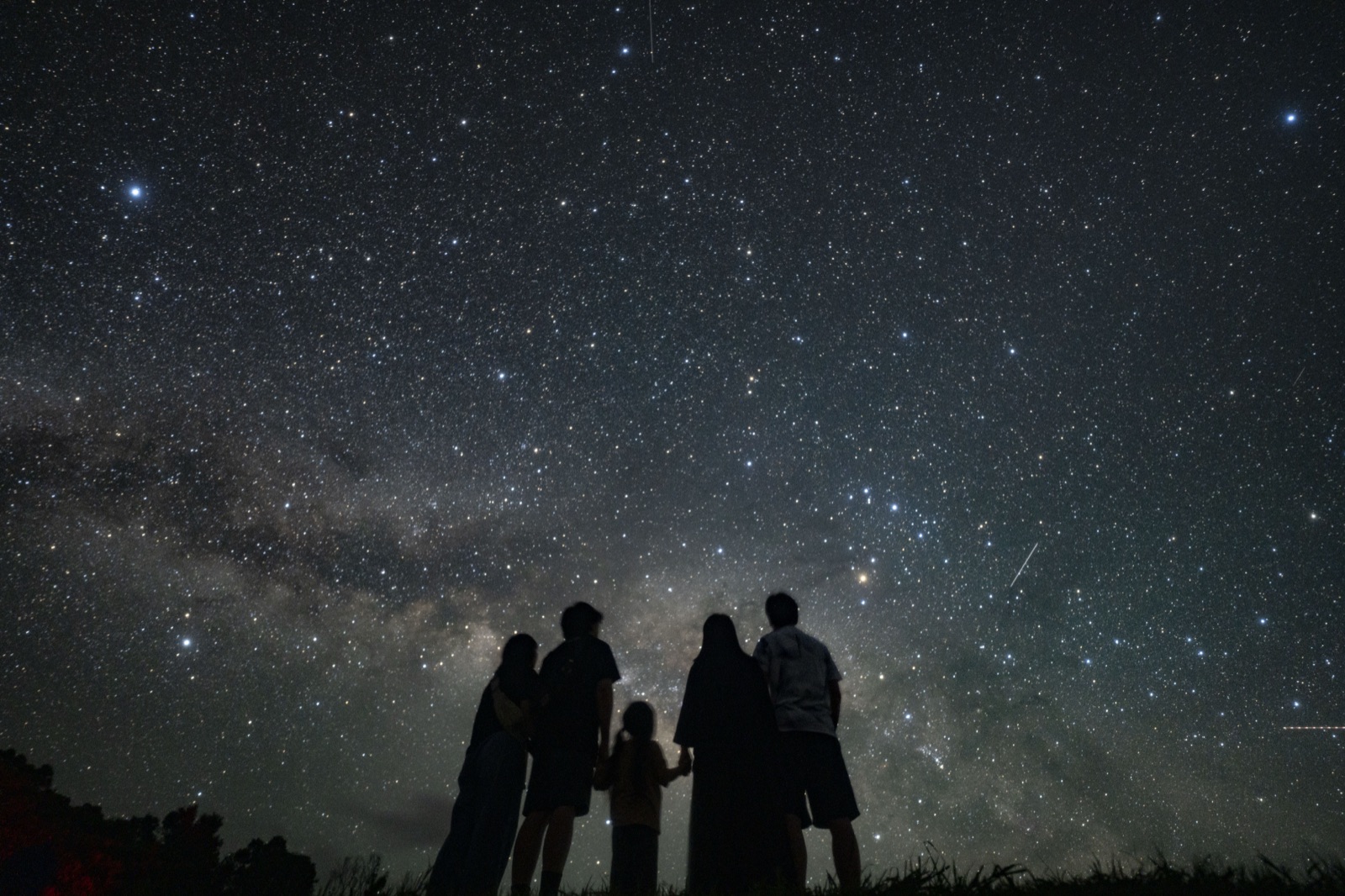 宮古島の星空ツアーで家族が満天の星を見上げる様子