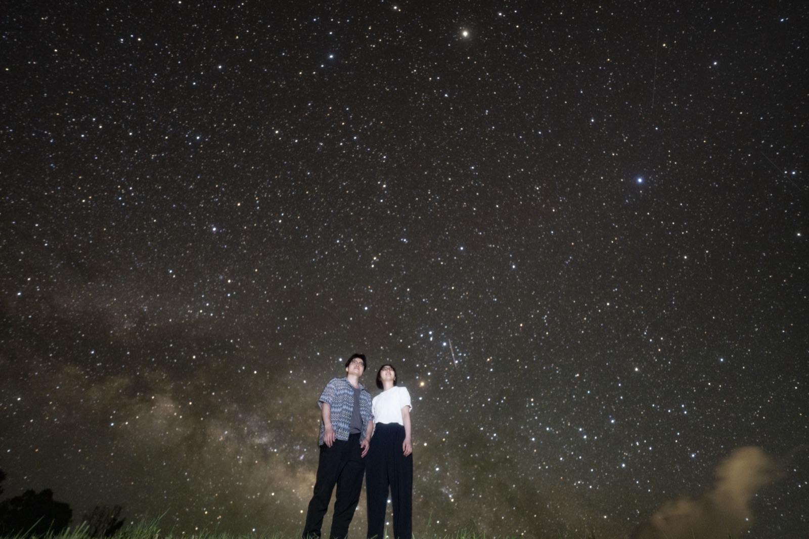 宮古島の星空ツアーで、おひとりで天の川と向き合う様子